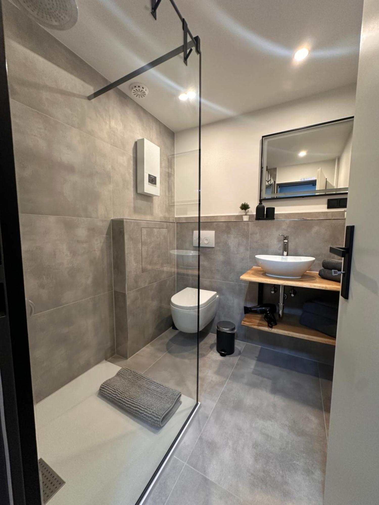 Appartement Langenhagen - Mit Balkon, Ebk Und Parkplatz