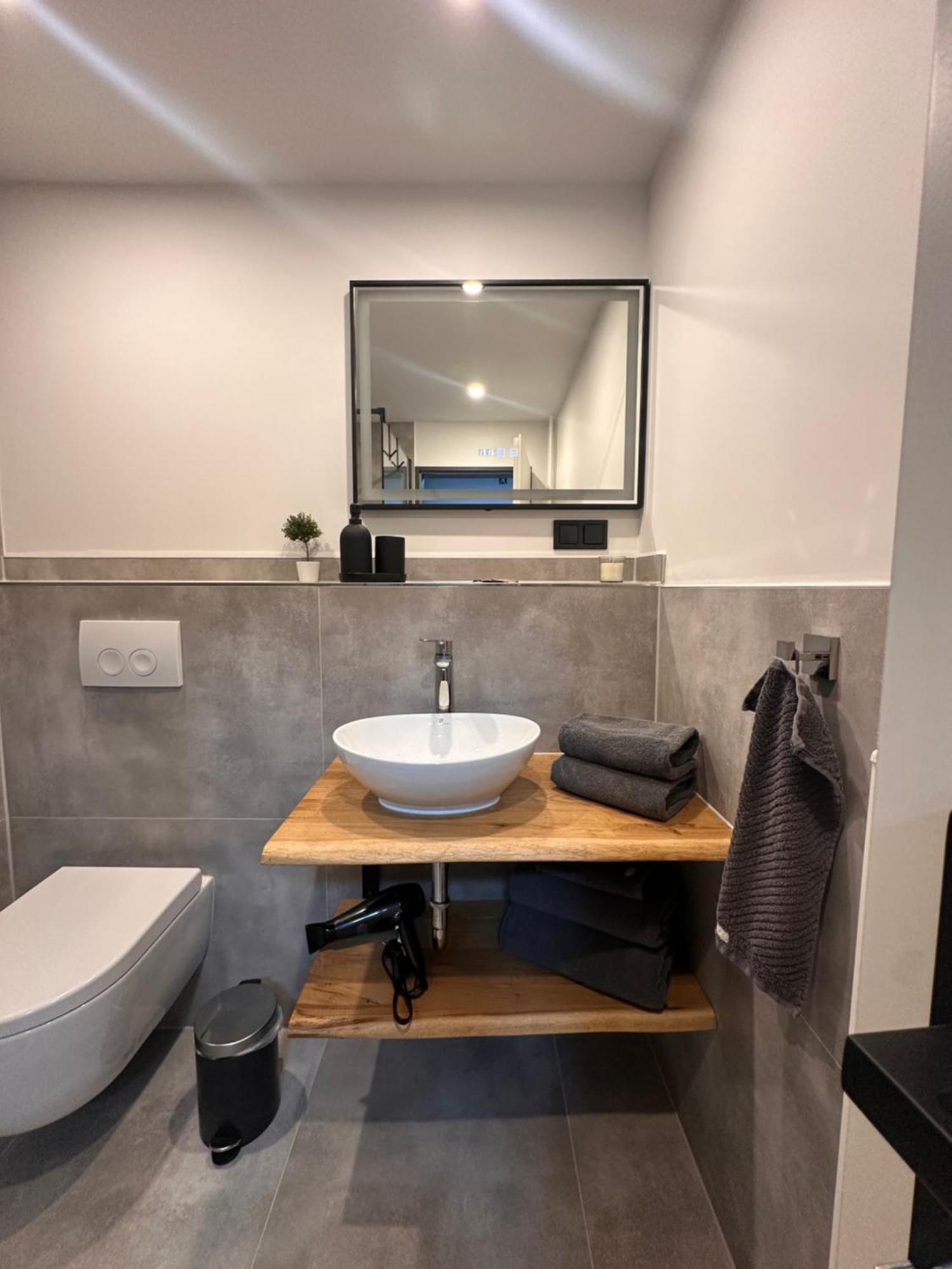 Apartment Langenhagen - Mit Balkon, Ebk Und Parkplatz